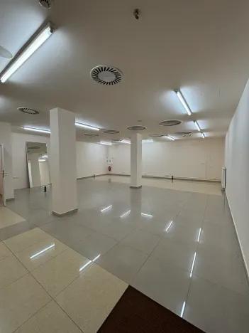 Prodej obchodního prostoru, Karlovy Vary, Divadelní náměstí, 100 m2