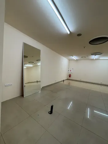 Prodej obchodního prostoru, Karlovy Vary, Divadelní náměstí, 100 m2