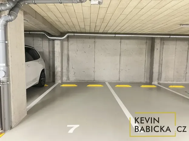 Pronájem garáže, Brno, Kumpoštova, 13 m2