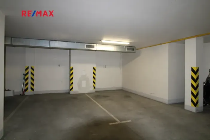 Pronájem garážového stání, Praha - Podolí, Sinkulova, 12 m2