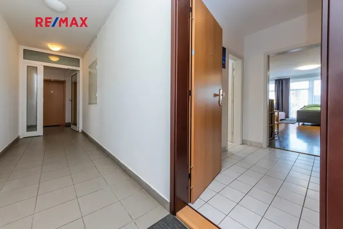 Pronájem bytu 1+kk, Praha - Suchdol, Internacionální, 41 m2