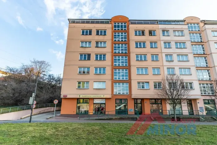 Pronájem garážového stání, Praha - Libeň, Na žertvách, 13 m2