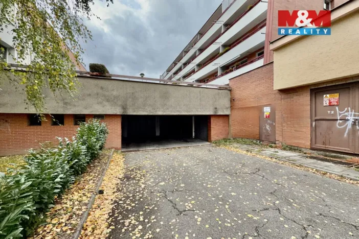 Pronájem garážového stání, Zlín, U Trojáku, 13 m2