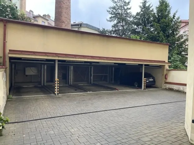 Pronájem garážového stání, Praha - Vinohrady, Rybalkova, 20 m2