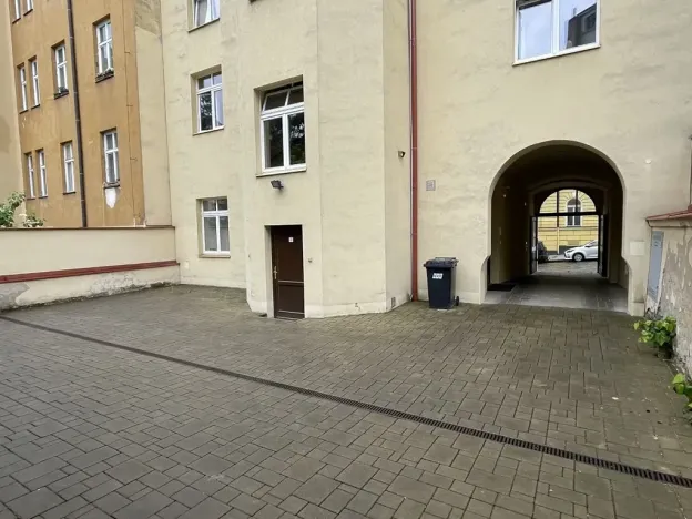 Pronájem garážového stání, Praha - Vinohrady, Rybalkova, 20 m2