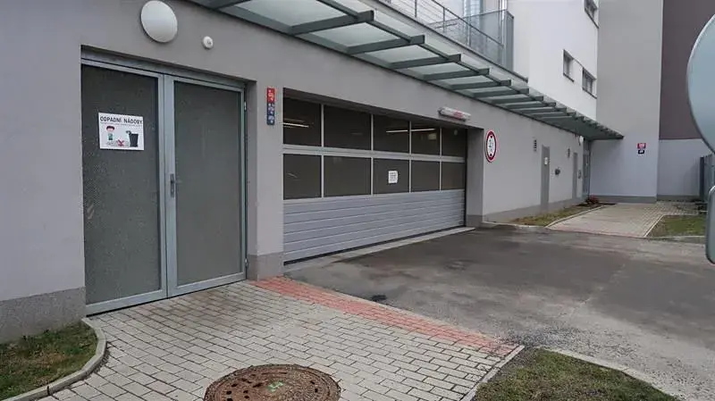 Pronájem garážového stání, Praha - Hodkovičky, Šífařská, 12 m2