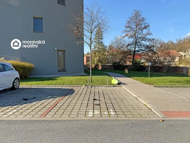 Pronájem garážového stání, Oslavany, náměstí 13. prosince, 15 m2