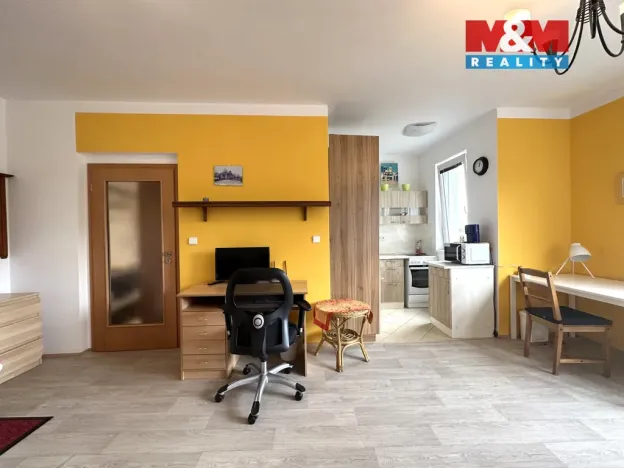 Pronájem bytu 1+kk, Praha - Hloubětín, Nademlejnská, 37 m2