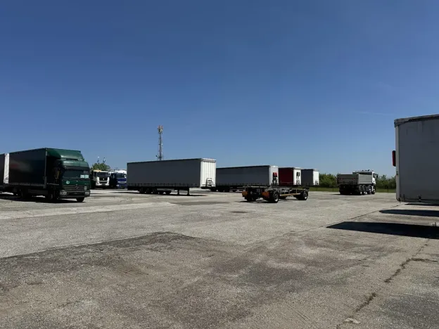 Pronájem komerčního pozemku, Holubice, 700 m2