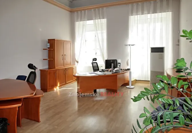 Pronájem kanceláře, Znojmo, 1000 m2