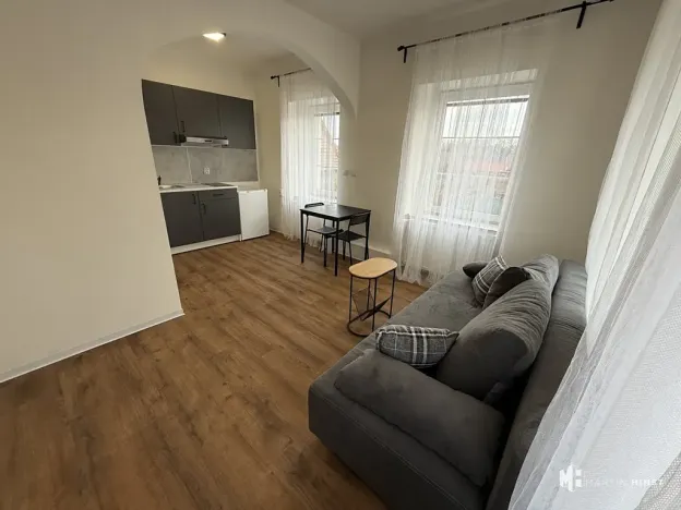 Pronájem bytu 1+kk, Praha - Dubeč, Starodubečská, 22 m2