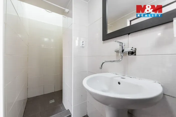 Pronájem bytu 1+1, Karlovy Vary, Jaltská, 42 m2