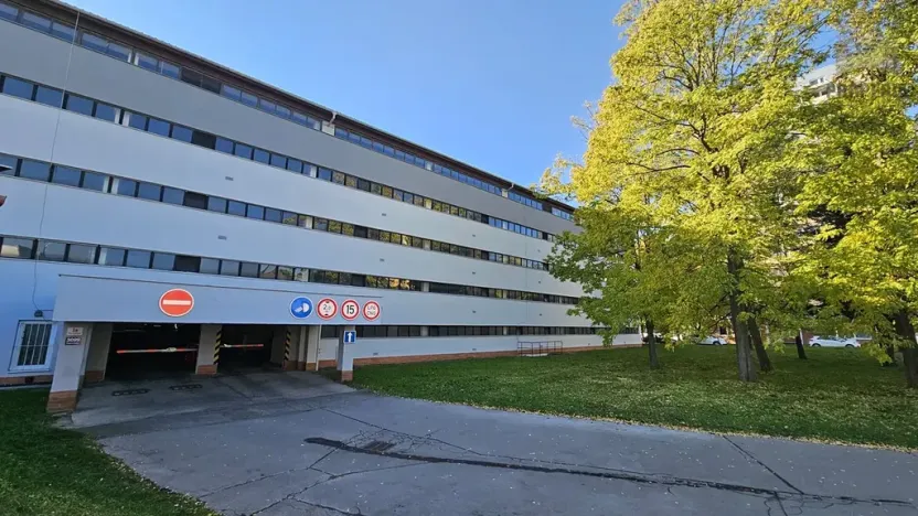 Pronájem garážového stání, Brno, Voroněžská, 13 m2