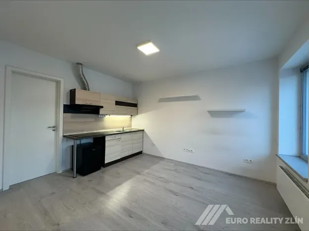 Pronájem bytu 1+kk, Zlín, Lorencova, 30 m2