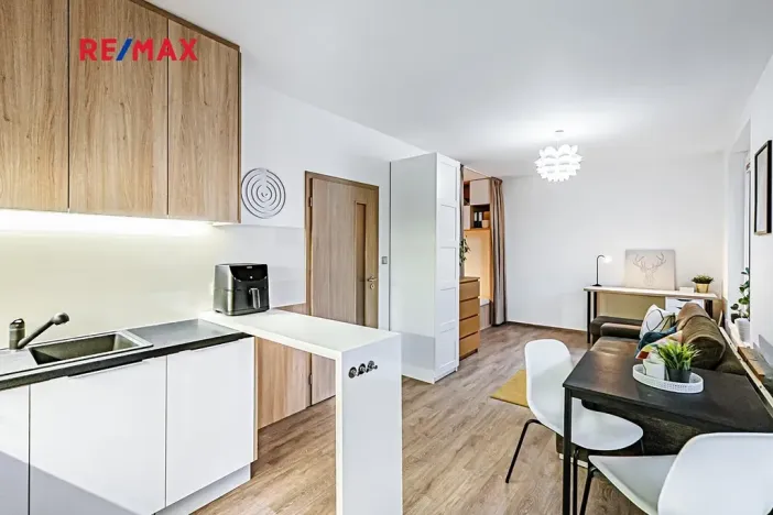Pronájem bytu 1+kk, Praha - Horní Měcholupy, Padovská, 35 m2