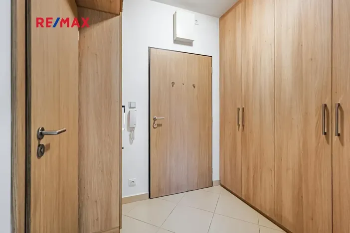 Pronájem bytu 1+kk, Praha - Horní Měcholupy, Padovská, 35 m2