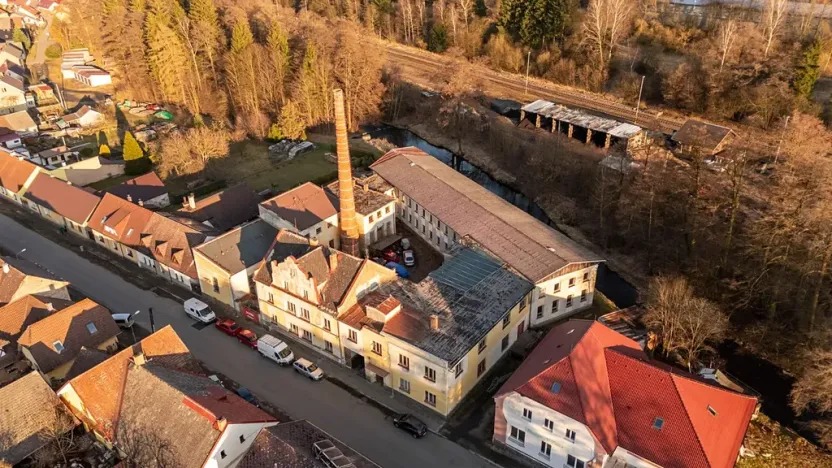 Prodej výrobních prostor, Kolinec, 2640 m2