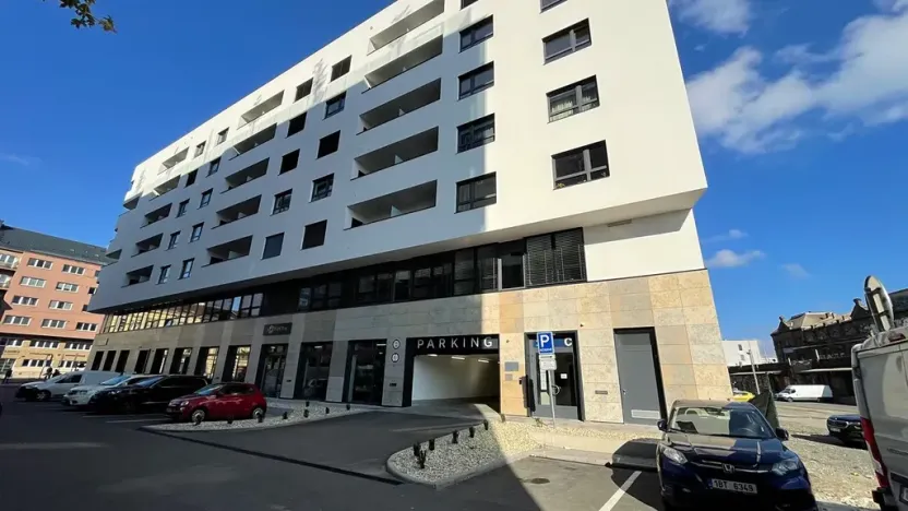 Pronájem garážového stání, Brno, Ghegova, 13 m2