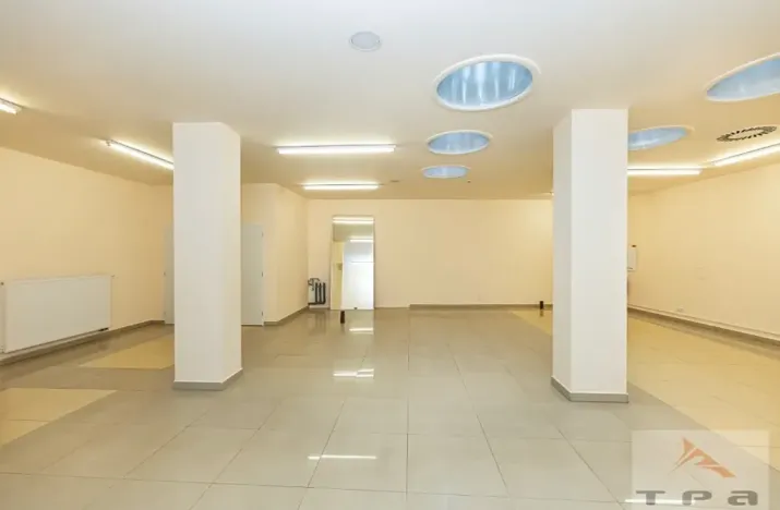 Prodej obchodního prostoru, Karlovy Vary, Divadelní náměstí, 100 m2