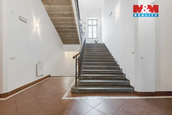 Prodej bytu 4+kk, Klatovy - Klatovy III, Husovo náměstí, 78 m2