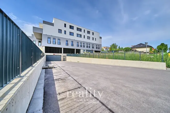 Prodej garážového stání, Znojmo, Kosmákova, 17 m2