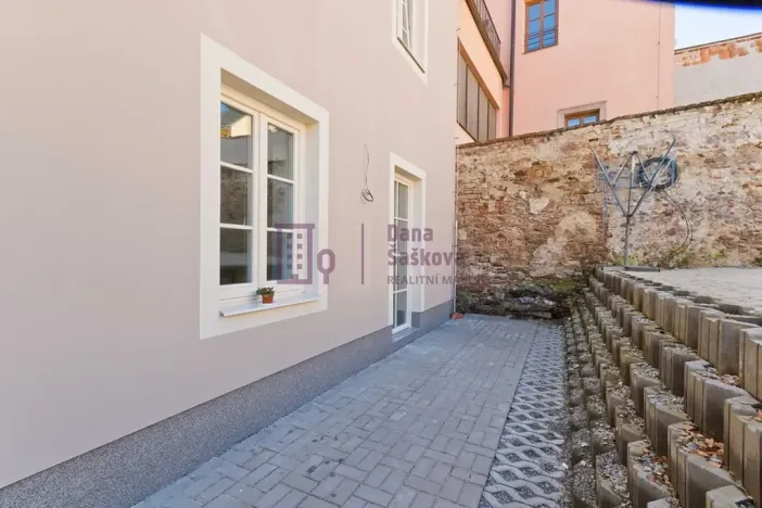 Pronájem bytu 1+kk, Jindřichův Hradec, nám. Míru, 58 m2