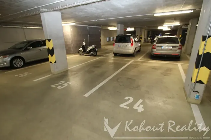 Pronájem garážového stání, Praha - Strašnice, 15 m2