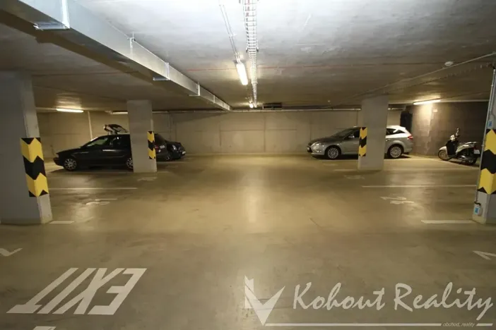 Pronájem garážového stání, Praha - Strašnice, 15 m2