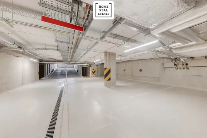 Pronájem garážového stání, Praha - Karlín, Sokolova, 18 m2