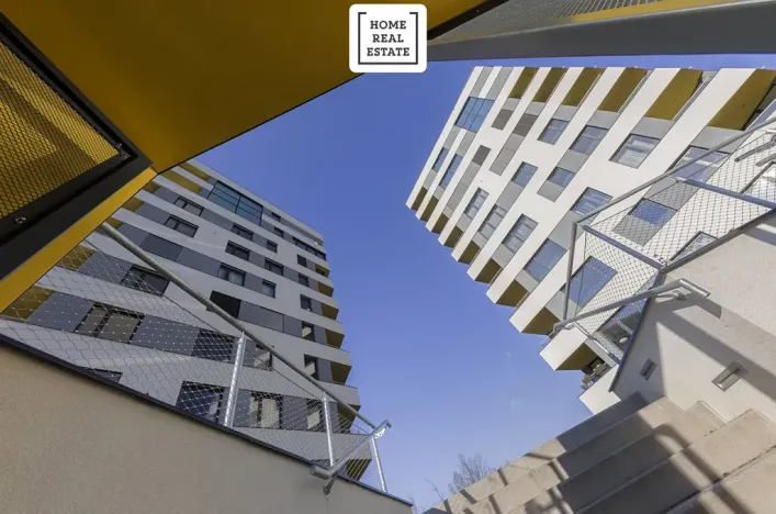 Pronájem garážového stání, Praha - Karlín, Sokolova, 18 m2