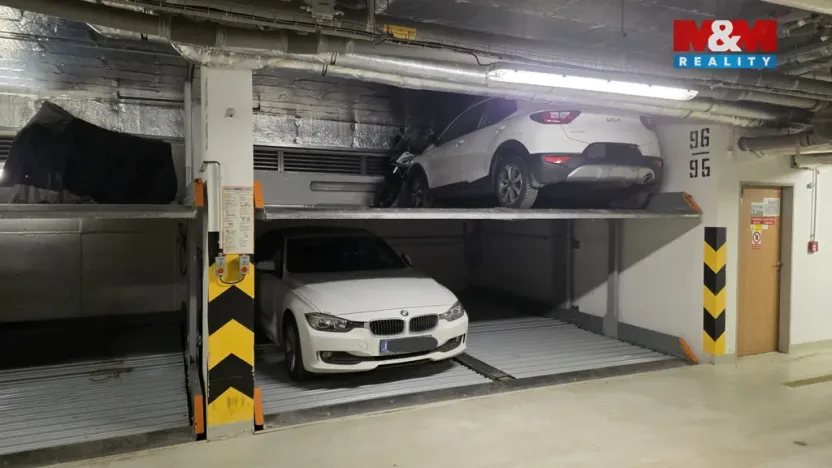 Pronájem garážového stání, Praha - Holešovice, Poupětova, 12 m2