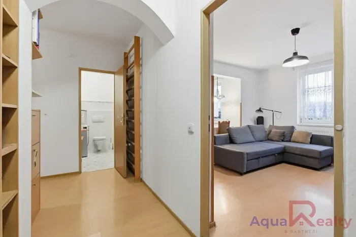 Prodej bytu 2+kk, Karlovy Vary, nám. V. Řezáče, 68 m2