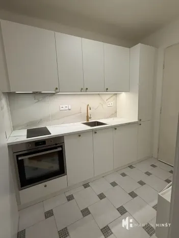 Pronájem bytu 1+kk, Praha - Vinohrady, Hradecká, 26 m2