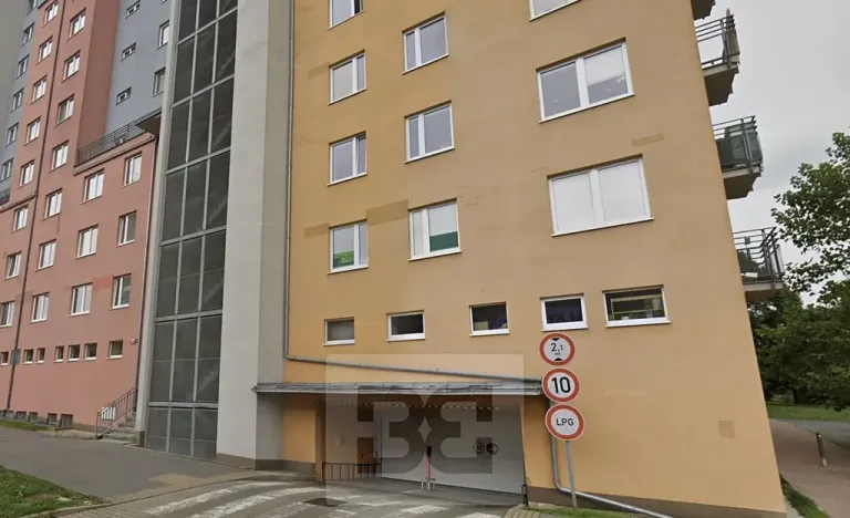 Pronájem garážového stání, Praha - Troja, Hnězdenská, 15 m2