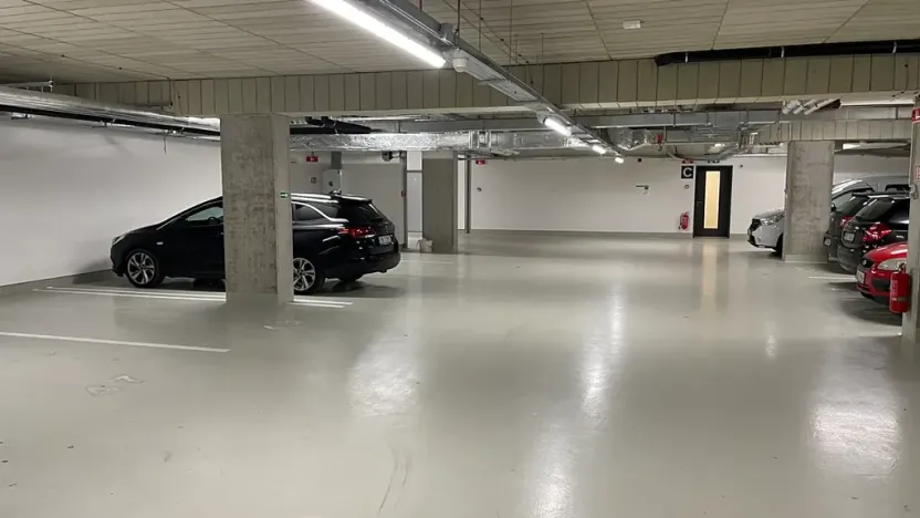 Pronájem garážového stání, Brno, Ghegova, 13 m2