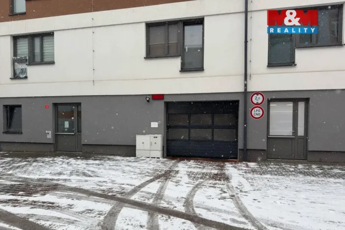 Pronájem garážového stání, Plzeň - Východní Předměstí, Rejskova, 16 m2