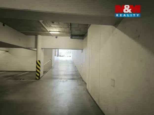 Pronájem garážového stání, Karlovy Vary, Divadelní náměstí, 19 m2