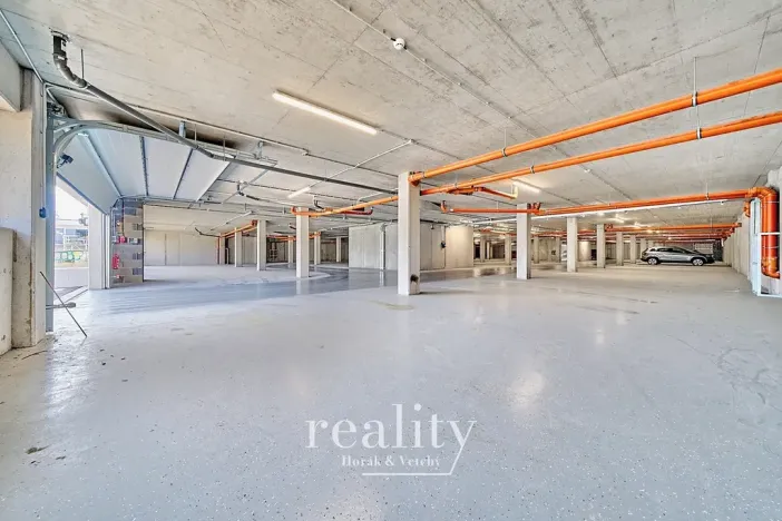 Pronájem garážového stání, Znojmo, Kosmákova, 17 m2