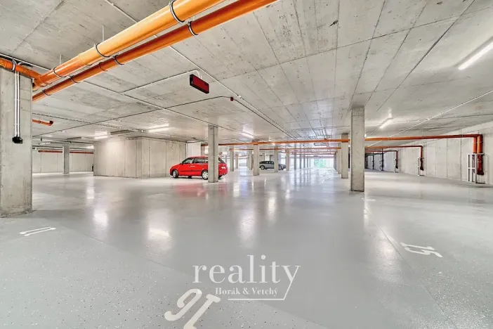 Pronájem garážového stání, Znojmo, Kosmákova, 17 m2