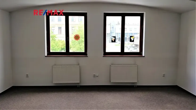 Pronájem obchodního prostoru, Uherský Brod, Mariánské nám., 36 m2