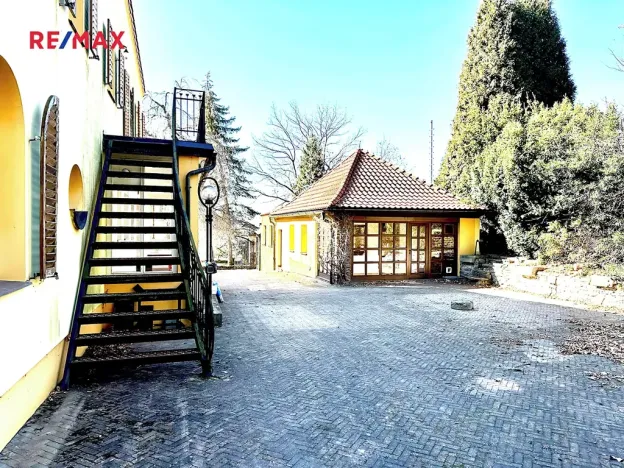 Pronájem vily, Perštejn, 700 m2