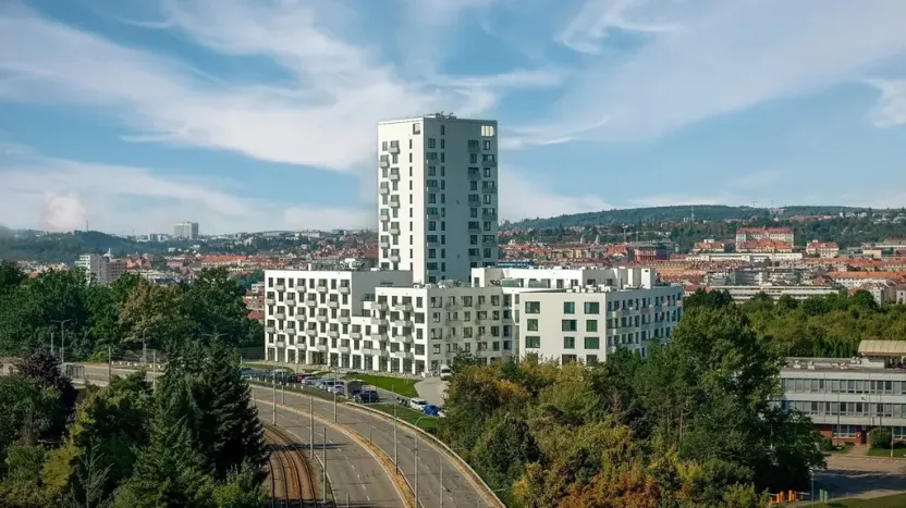 Pronájem garážového stání, Brno, třída Generála Píky, 15 m2