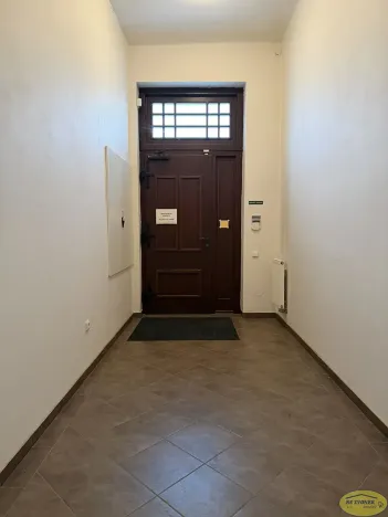 Pronájem obchodního prostoru, Kroměříž, Komenského náměstí, 12 m2