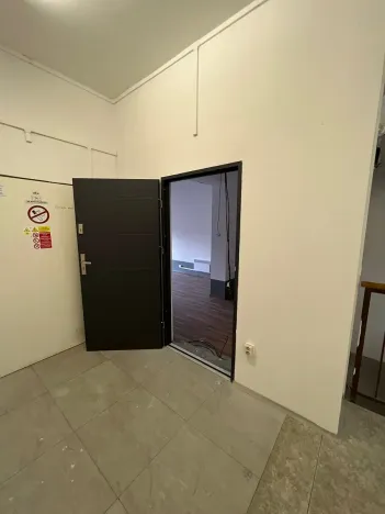 Pronájem skladu, Praha - Horní Počernice, Komárovská, 210 m2