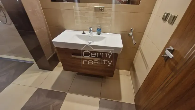 Pronájem bytu 4+kk, Pardubice, V Ráji, 350 m2