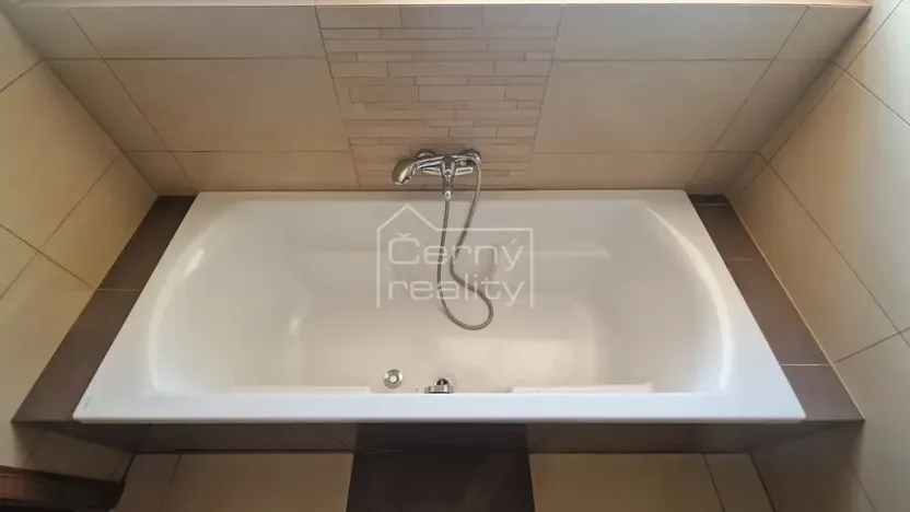 Pronájem bytu 4+kk, Pardubice, V Ráji, 350 m2