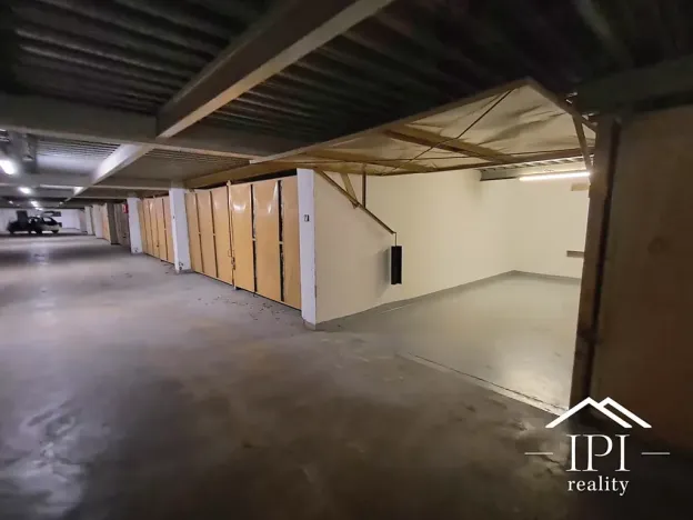 Pronájem garáže, Praha - Kobylisy, Čumpelíkova, 17 m2