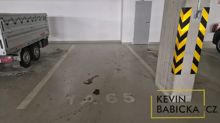 Pronájem garážového stání, Brno, třída Generála Píky, 13 m2