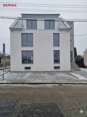 Prodej bytu 3+1, Moravany, Květná, 79 m2