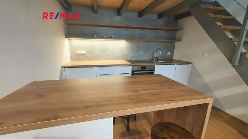 Pronájem bytu 1+kk, Praha - Smíchov, Na Valentince, 30 m2